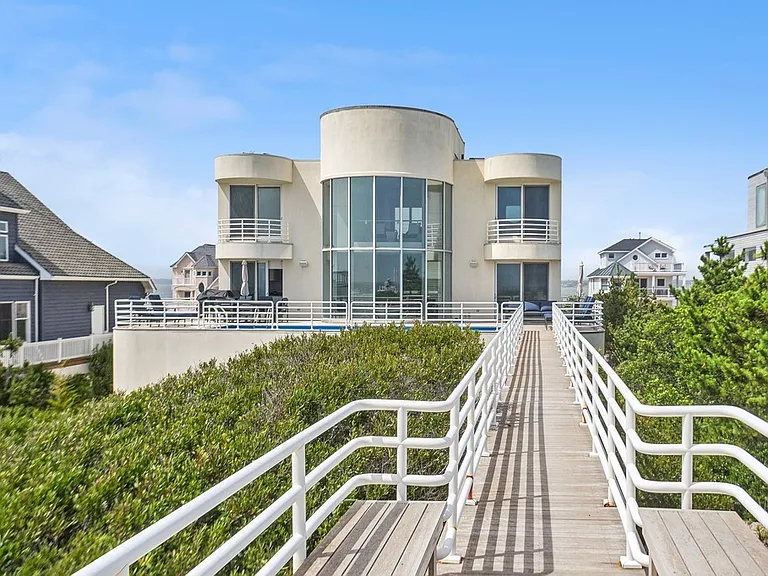 681 Dune Rd — Photo 25