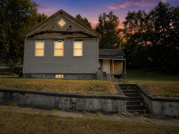 725 E D St, Iron Mountain, MI 49801
