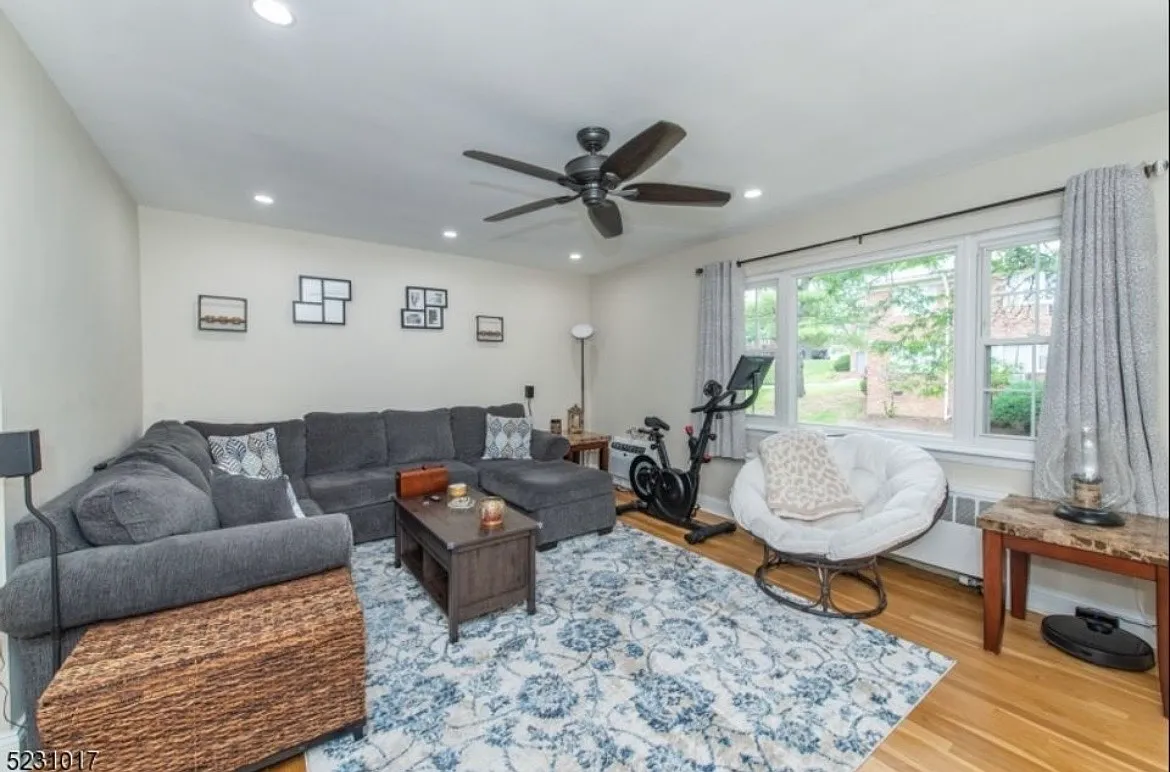 Building Photo - 8 Wedgewood Dr #10