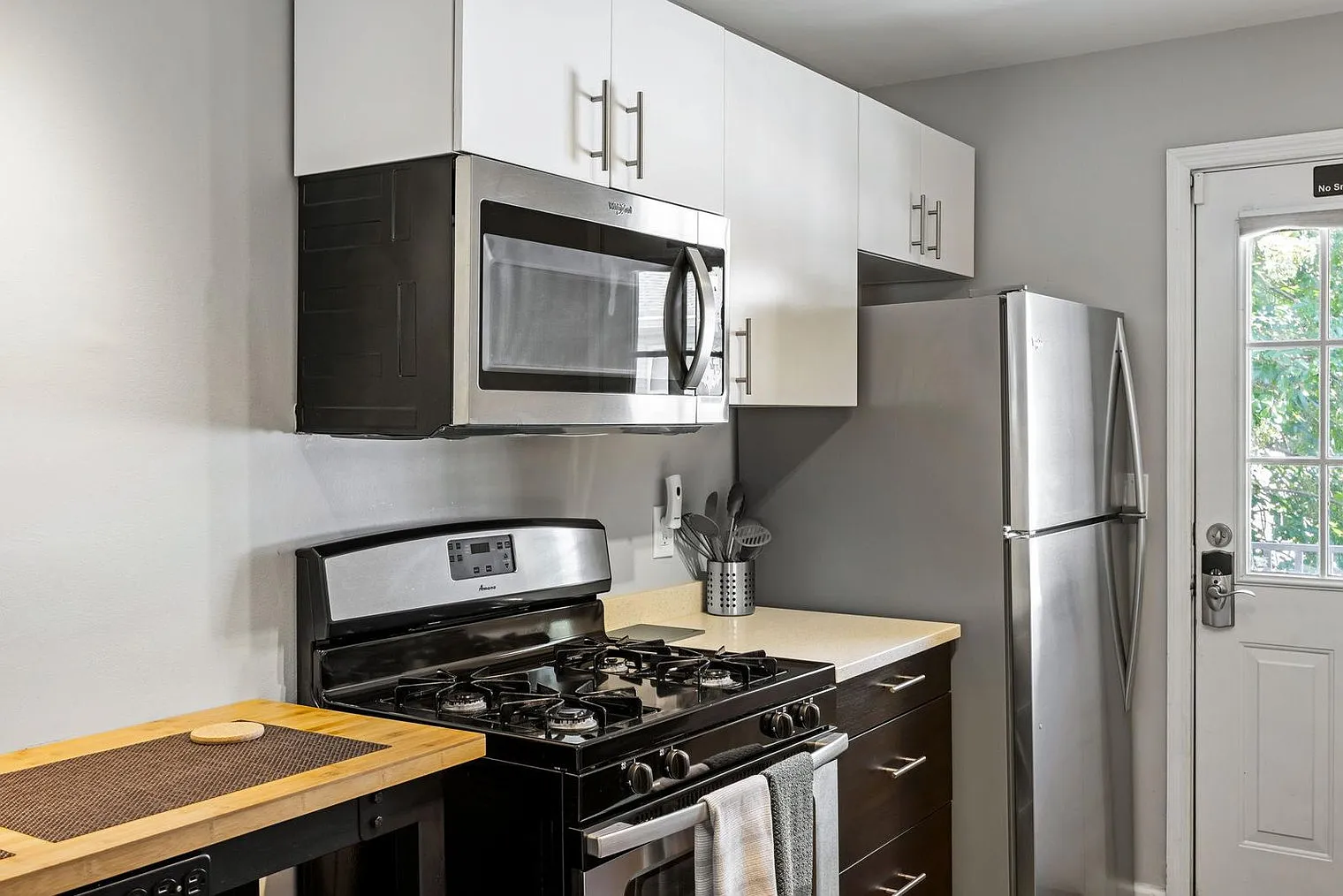 2 bed, 1.0 bath, 850 sqft, $4,076 — Photo 3