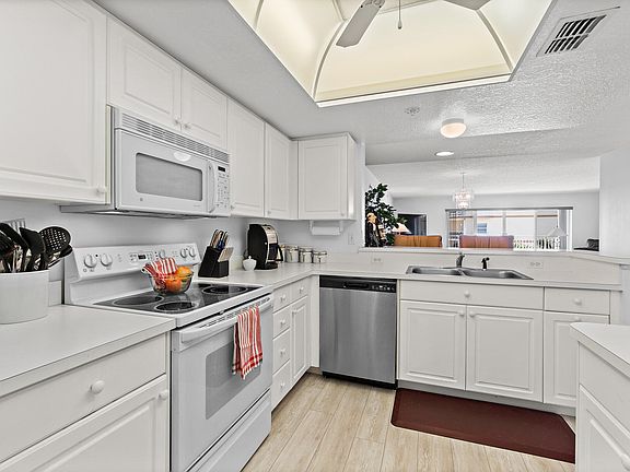 5th image of 605 Shorewood Dr Unit E306