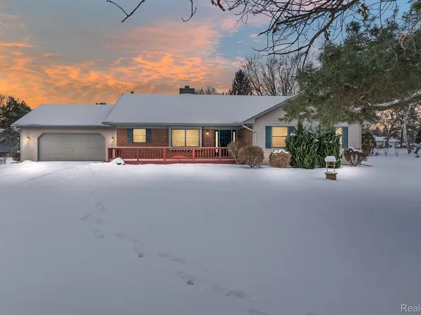 127 W Maumee Trl, Lake Orion, MI 48362