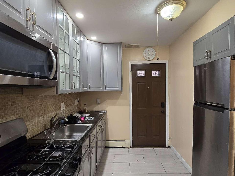1st image of 407 Walker St Floor 1