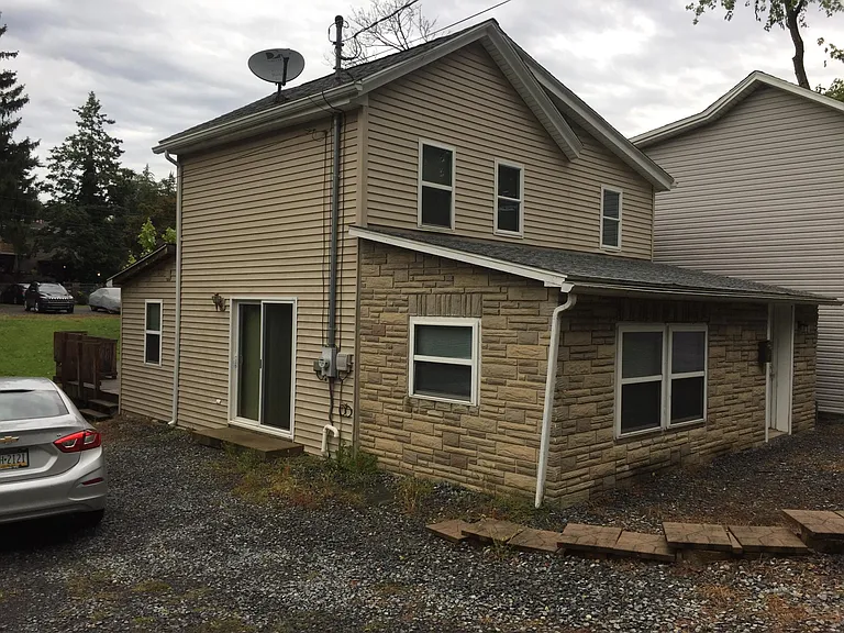 1029 Railroad St — Photo 6