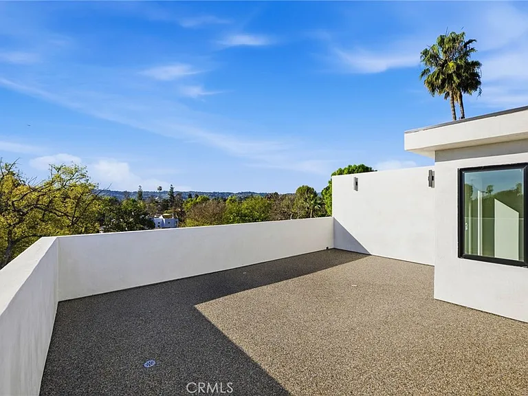 13602 Burbank Blvd — Photo 17