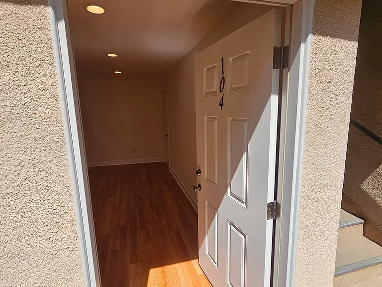 215 E Maple St #104 — Photo 2