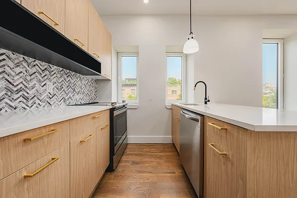 Rented by Space Link Realty | media 8