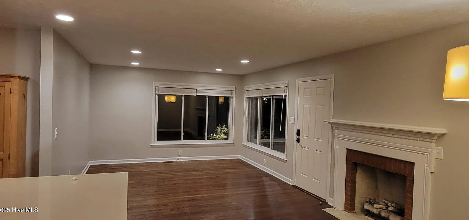3 bed, 2.0 bath, 1316 sqft, $2,100 — Photo 2