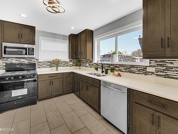3rd image of 626 E Sibley Blvd