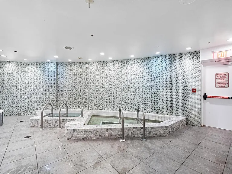 244 Biscayne Blvd #445 — Photo 35