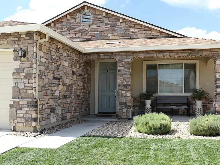 1332 Greenbrier Dr — Photo 3