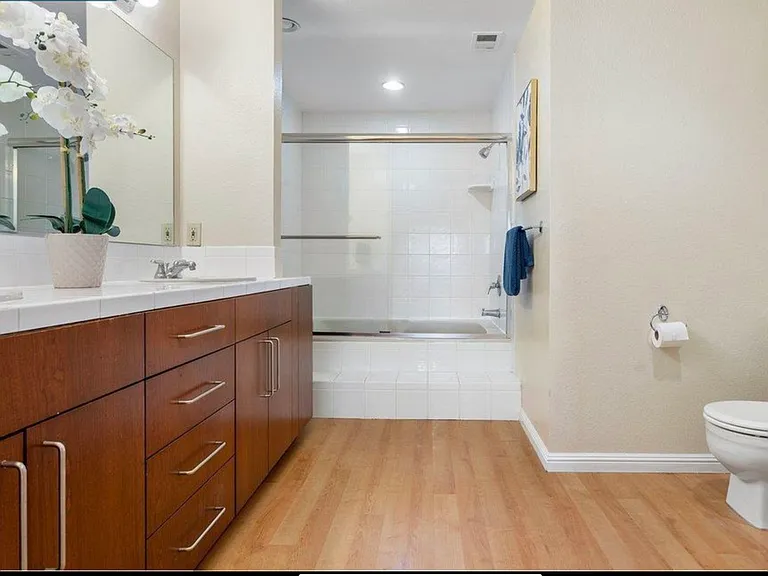 Spacious en suite bathroom