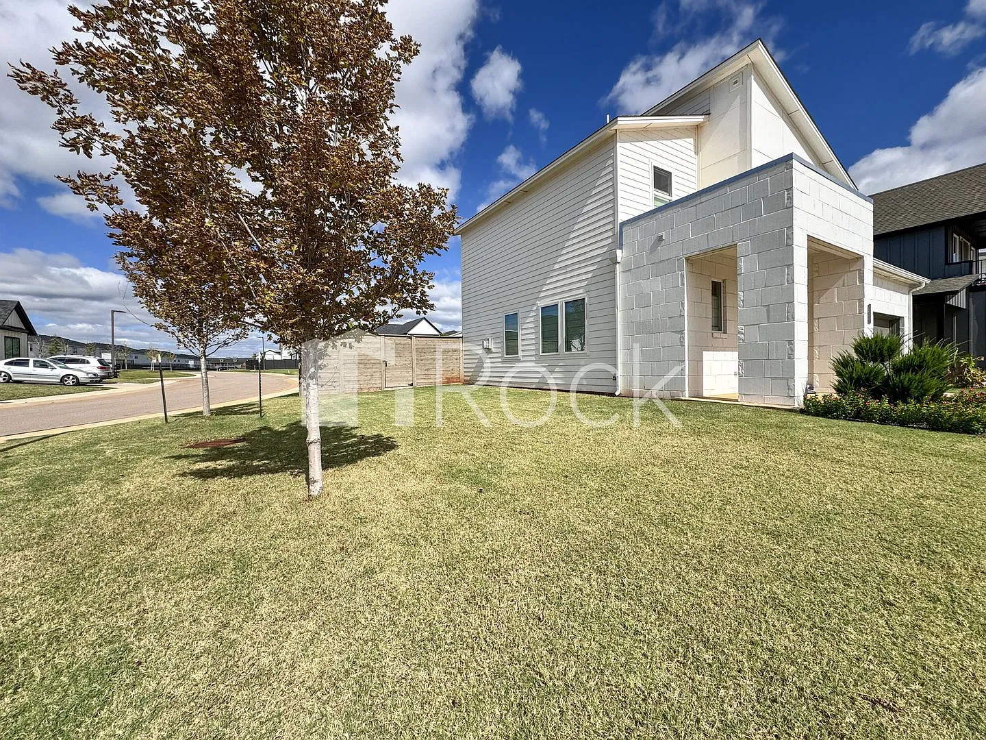 Contemporary 3 Bedroom with 2.5 Baths in Gated Community — Photo 2