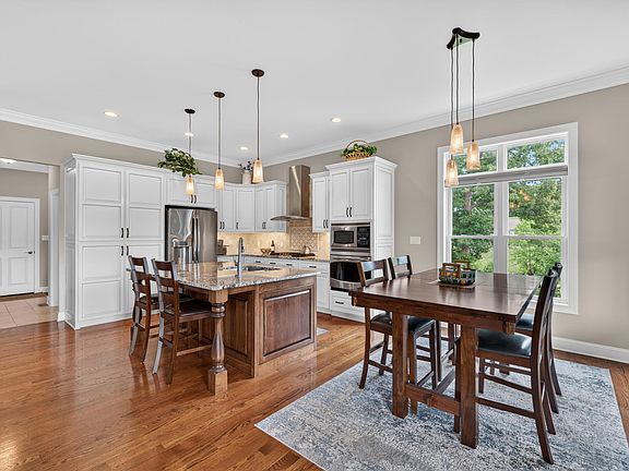 5th image of 104 Saint Christopher Ct