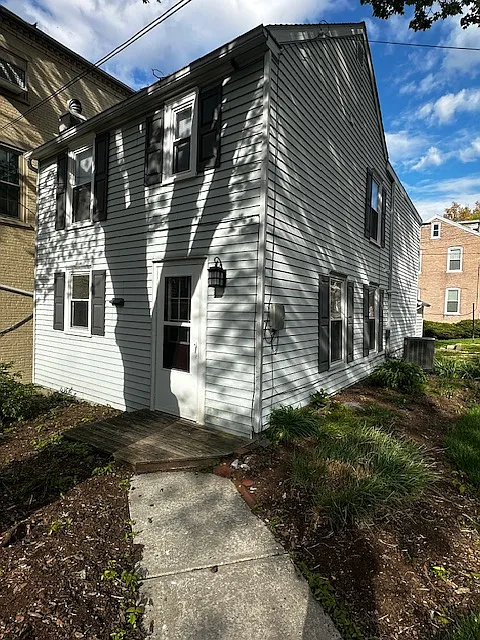 Building Photo - 124 E Main St