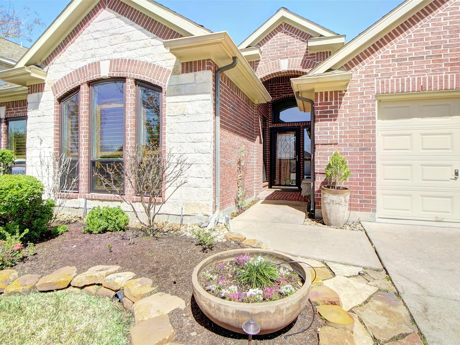 4 bed, 2.5 bath, 2991 sqft, $2,995 — Photo 2
