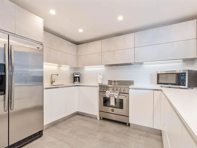 2301 Collins Ave #507 — Photo 8