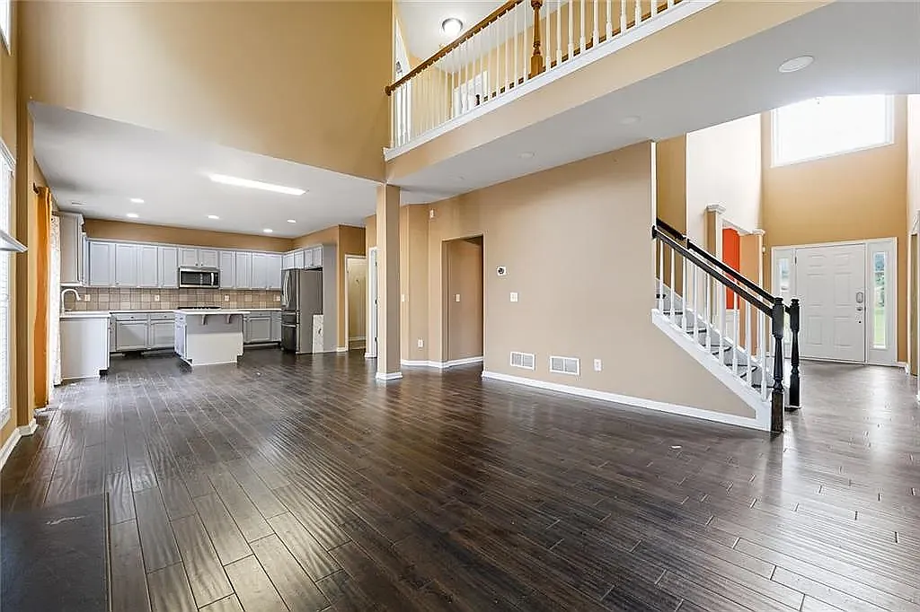 4 bed, 2.5 bath, 3500 sqft, $2,450 — Photo 4