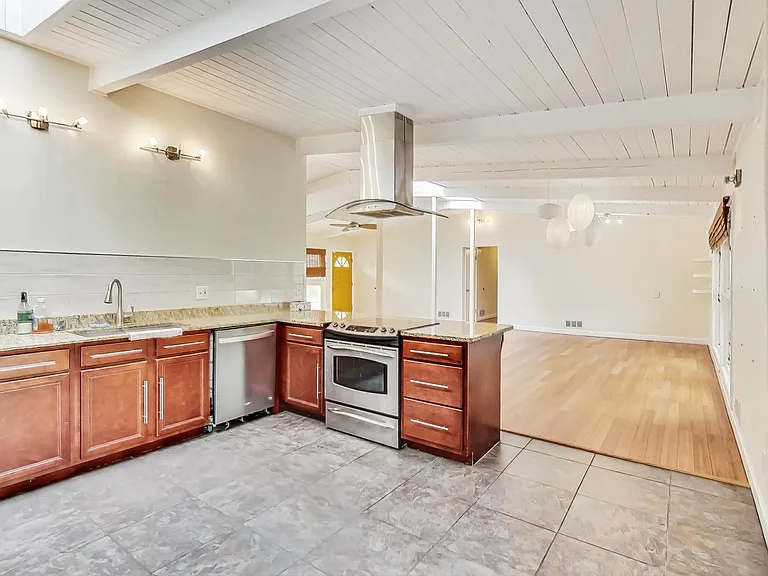 3121 Lynnray Dr — Photo 10