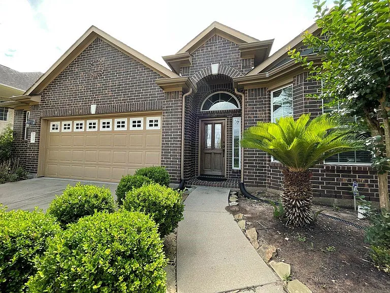 326 Trillium Dr — Photo 2