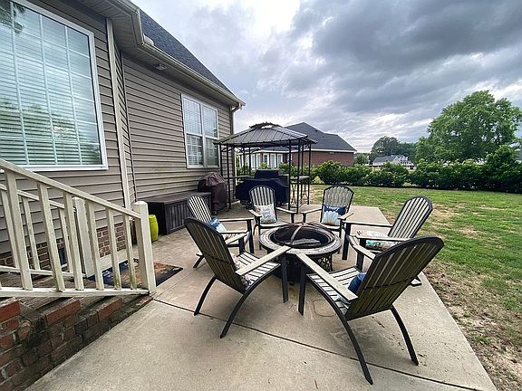 4th image of 203 Ashworth Dr