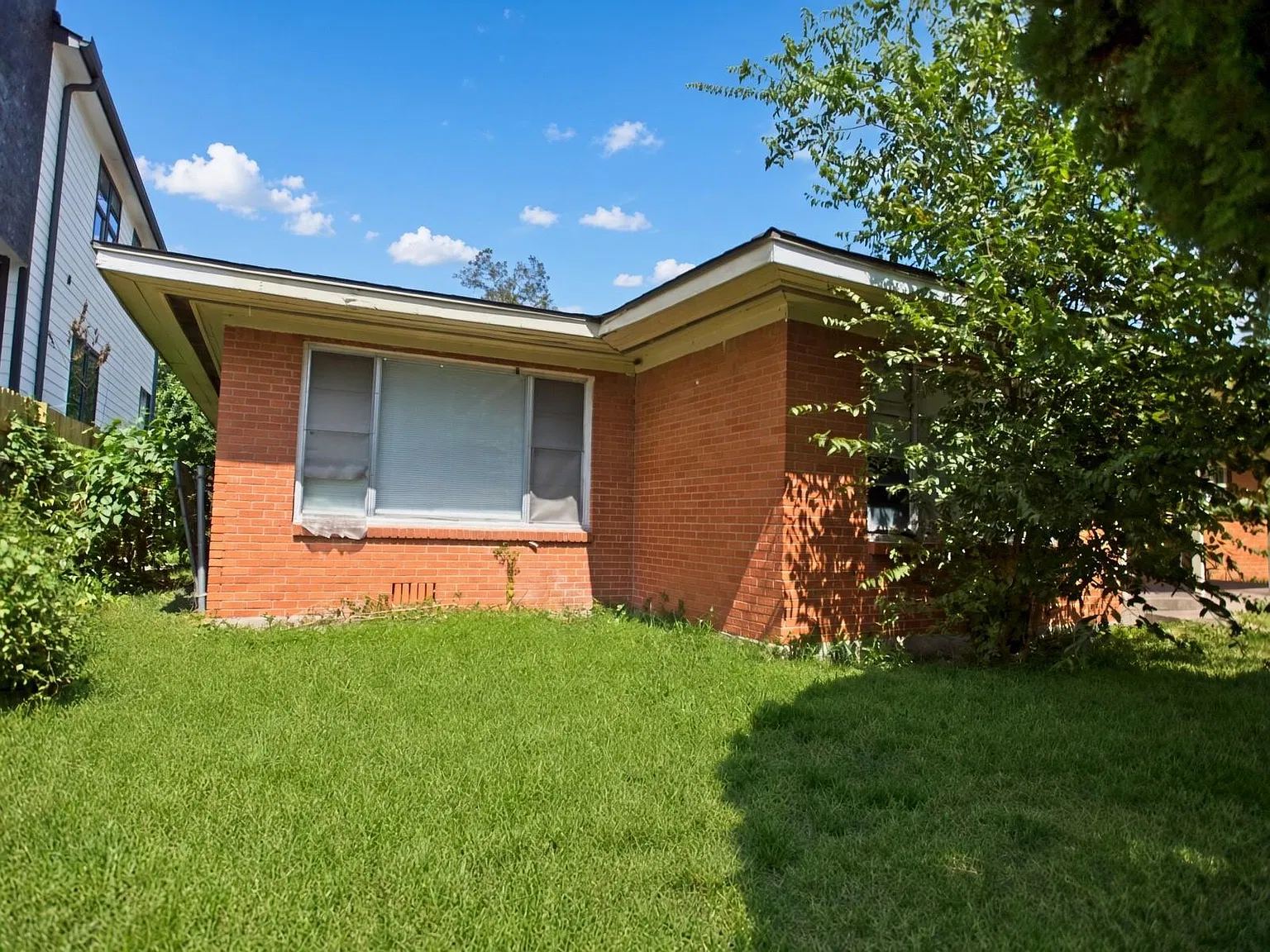 5 bed, 2.0 bath, 2914 sqft, $2,100 — Photo 2