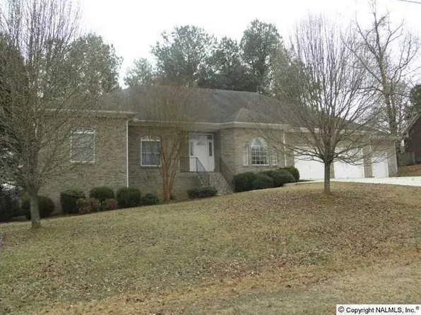 215 Turtle Creek Dr, Huntsville, AL 35806