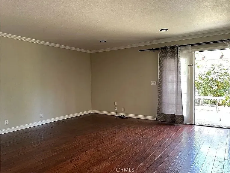 1049 Evergreen Ct — Photo 8