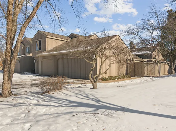 1261 Oak Hill Rd, Lake Barrington, IL 60010