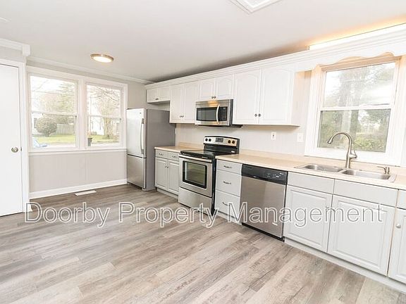 4th image of 210 S Lovell Ave
