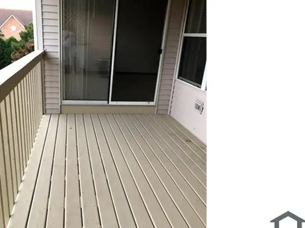 1 W Acorn Ln APT 2A, Lake In The Hills, IL 60156