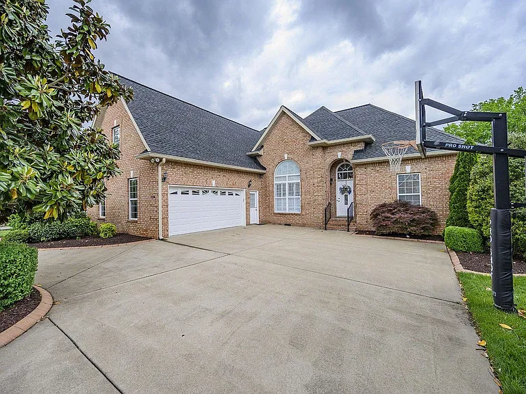 2256 Westwood Dr — Photo 2