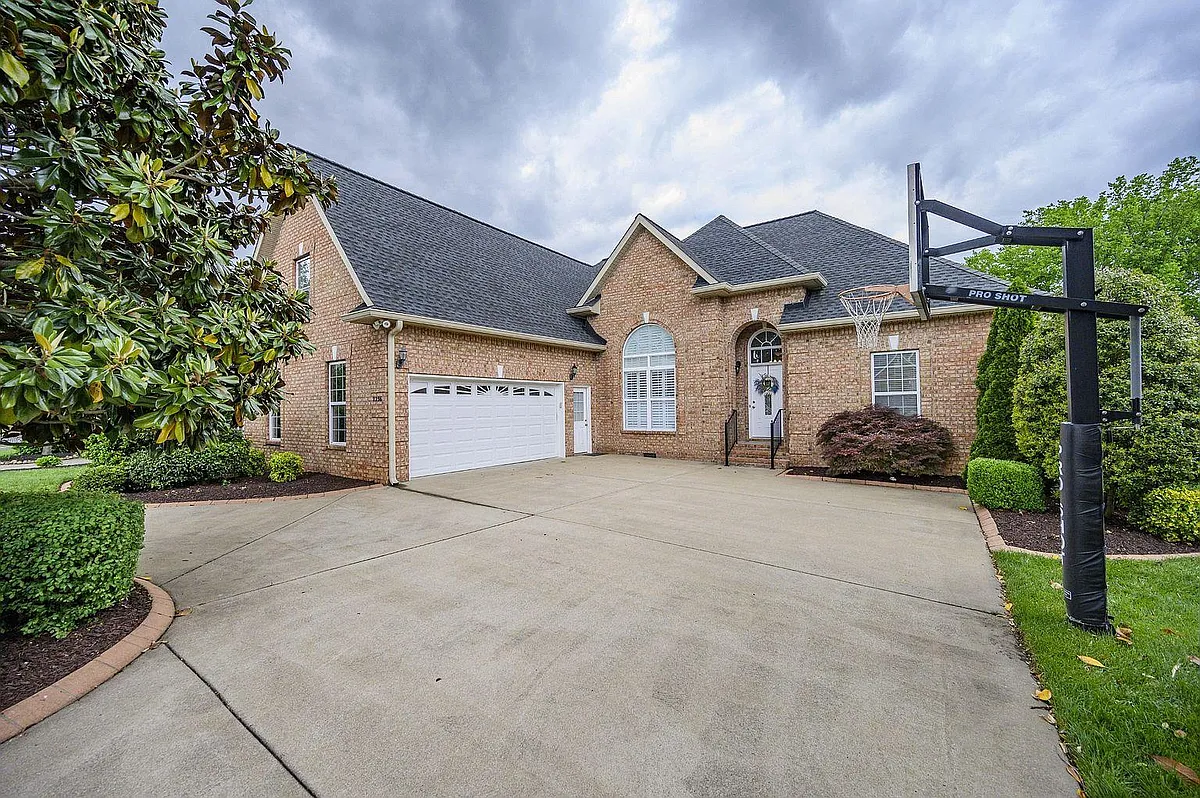 Building Photo - 2256 Westwood Dr