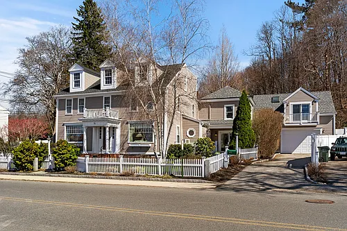 452 Main St #B Photo 1