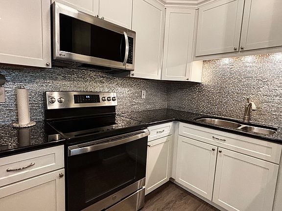 Modern kitchen with soft close drawers and cabinets!
