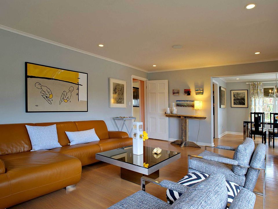 Bright and sunny modern living room