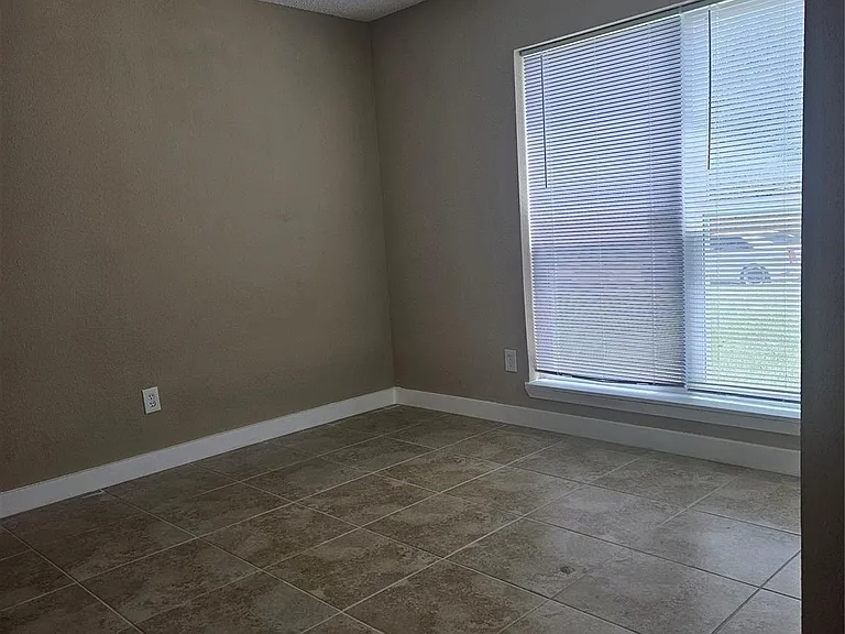 4920 Deerwood Cir — Photo 11