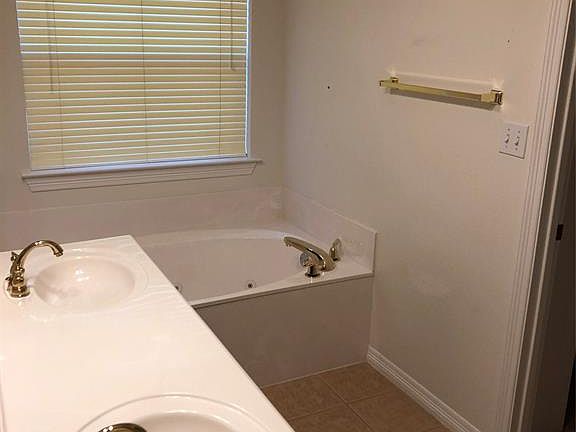 4th image of 308 N Creek Dr