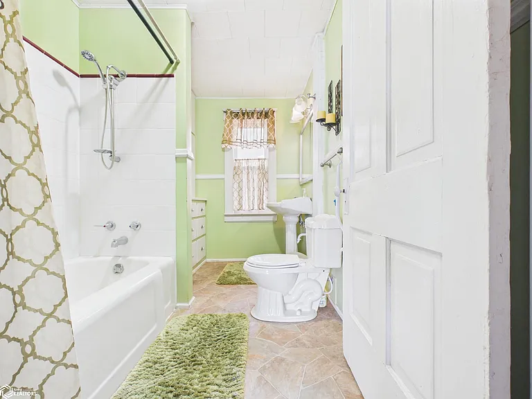 1028 Exchange St — Photo 10