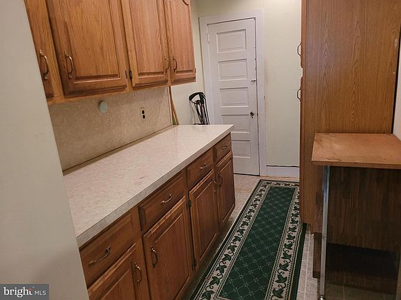 4th image of 106 E 25th St
