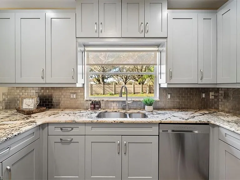 12341 Eagle Pointe Cir — Photo 11