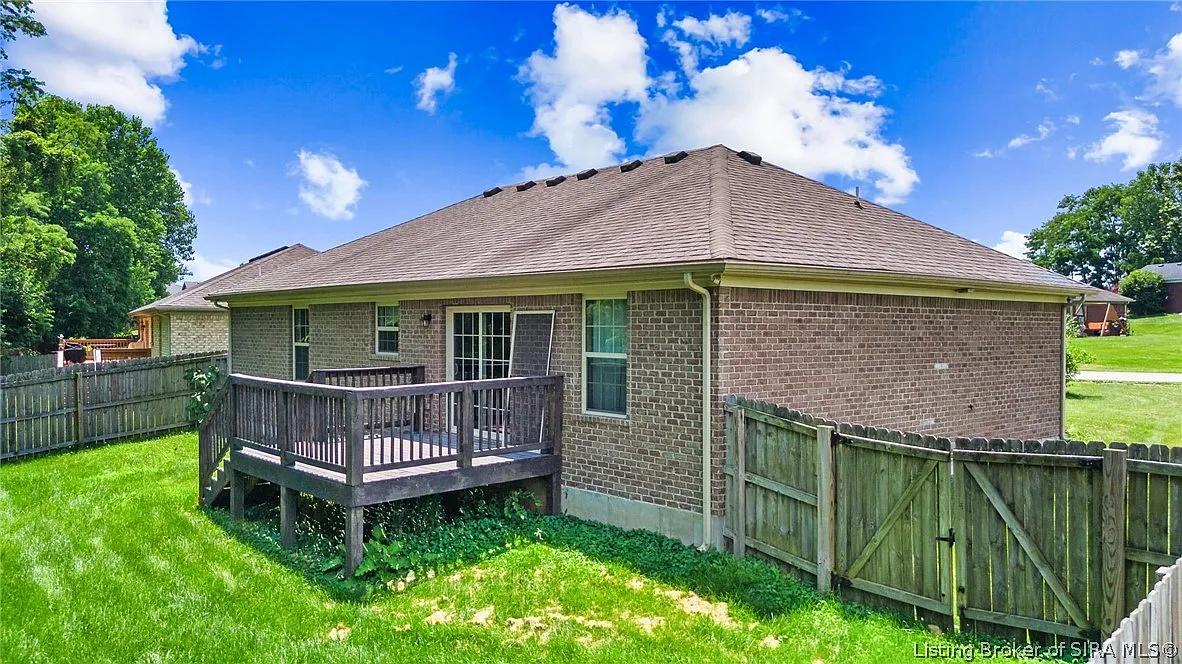 3 bed, 2.0 bath, 1339 sqft, $1,975 — Photo 2