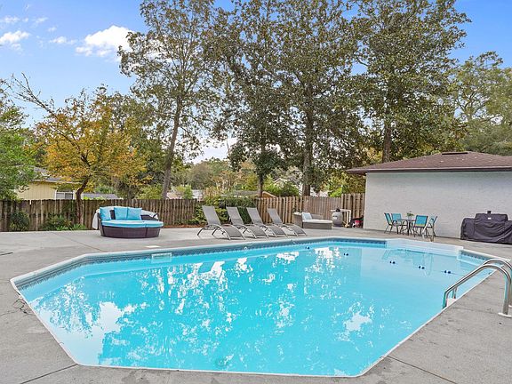 3rd image of 3745 Suffolk Dr