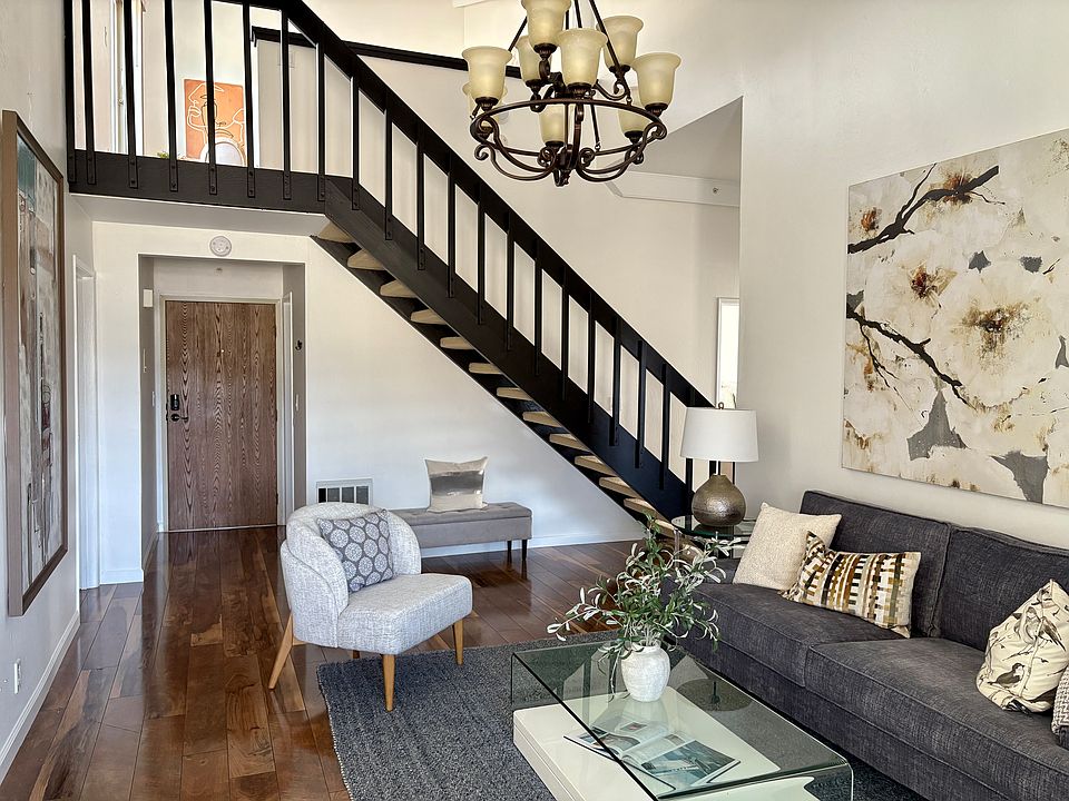 Living room w/ high ceilings