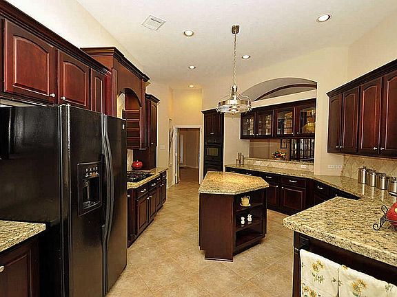  Island Kitchen w/granite, serving bar, brk. bar & glass front cabinets for display!