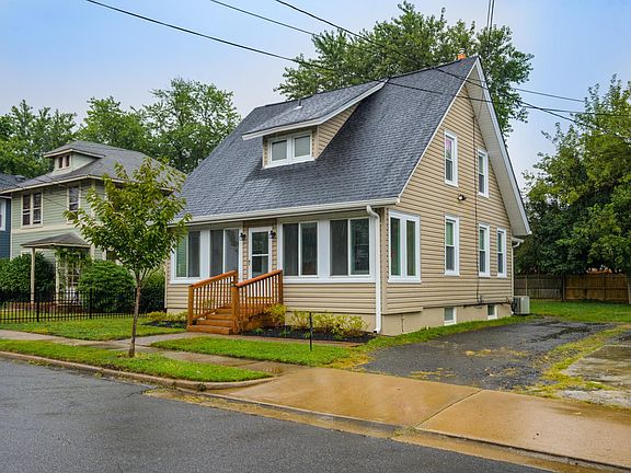 2nd image of 405 Hume Ave
