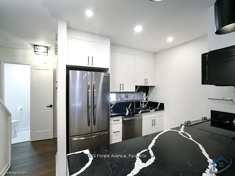 653 Forest Ave — Photo 1
