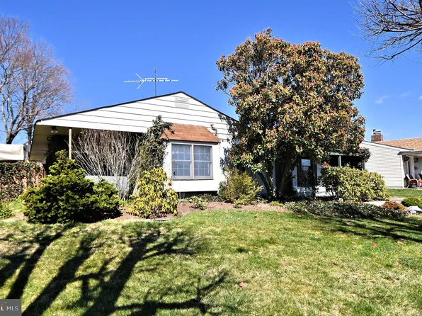 11 Spiral Ln, Levittown, PA 19055