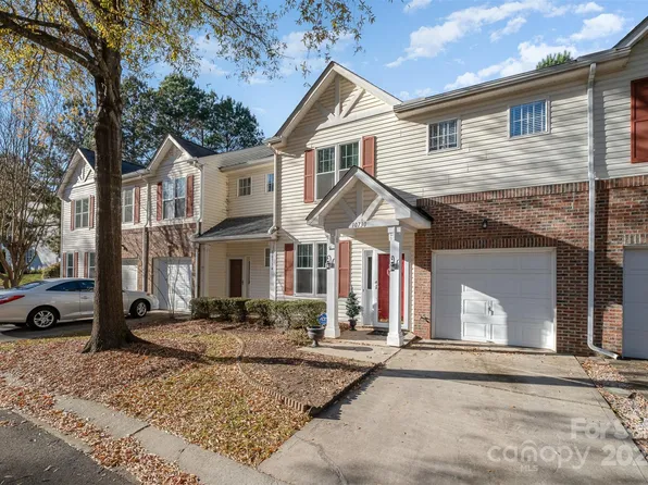 10730 Essex Hall Dr, Charlotte, NC 28277