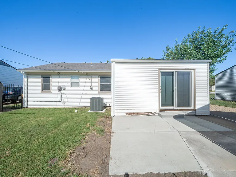 3118 S McLean Blvd — Photo 15